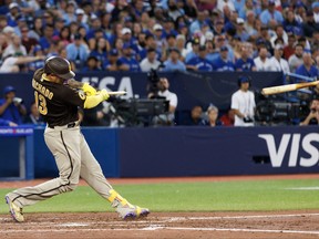 Manny Machado des Padres de San Diego casse sa batte alors qu'il frappe un simple de deux points en cinquième manche contre les Blue Jays de Toronto au Rogers Centre le mercredi 19 juillet 2023 à Toronto.