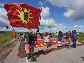 Les dirigeants autochtones affirment que la recherche d'un site d'enfouissement de la région de Winnipeg pour les restes de femmes peut être effectuée en toute sécurité et doit aller de l'avant.  Des militants ont bloqué la route principale menant à la décharge de Brady Road, juste à l'extérieur de Winnipeg, le lundi 10 juillet 2023.