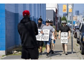 Les dockers arrivent pour marcher sur une ligne de piquetage au port de Vancouver le 5 juillet. Photographe : Jimmy Jeong/Bloomberg