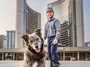 Molly le chien et propriétaire Toby Heaps, qui dit qu'il se présente à la mairie de Toronto au nom du chien. 