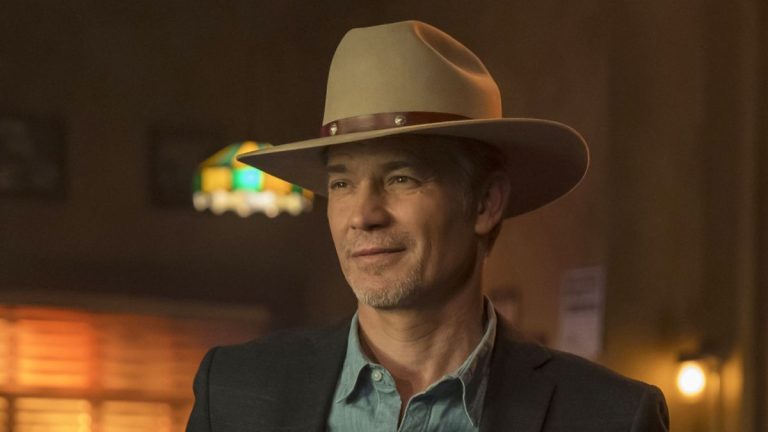 Raylan Givens smiling in a bar in Justified: City Primeval