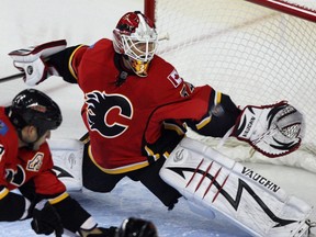 Le gardien des Flames, Miikka Kiprusoff réalise un énorme arrêt.