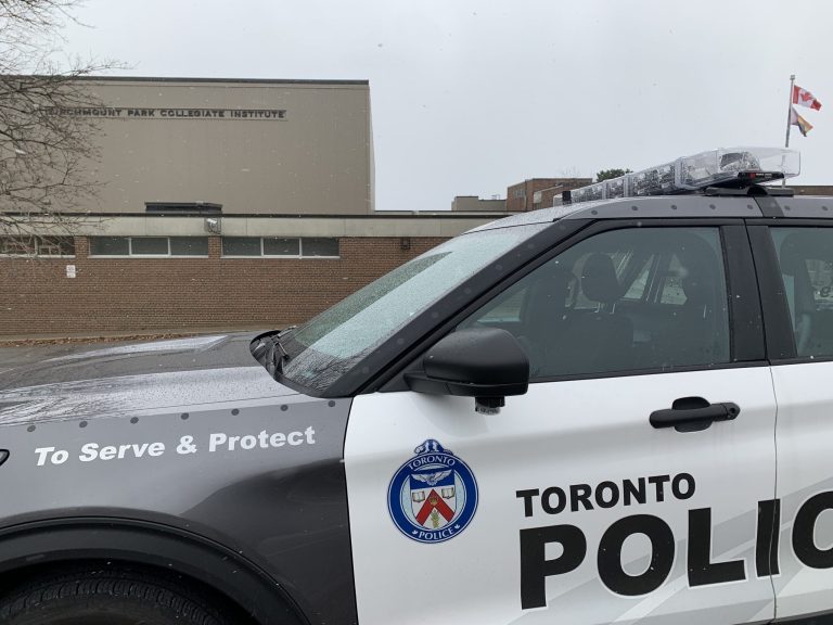 Les flics de Toronto enquêtent sur une fusillade dans le centre-ville