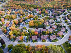 Maisons dans un quartier résidentiel de la banlieue de Montréal.