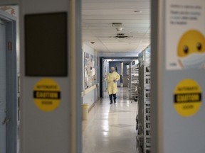 Un travailleur de la santé est vu au Hospital for Sick Children de Toronto le mercredi 30 novembre 2022.