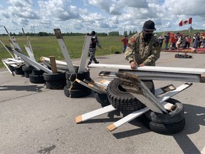 Les manifestants à la décharge de Brady Road construisent une barricade le lundi 10 juillet 2023. Dave Baxter/Local Journalism Initiative/Winnipeg Sun