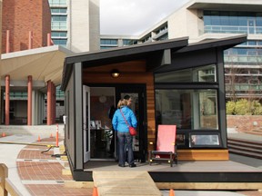 Les gens regardent un exemple de pavillon-jardin à Victoria.  Des pavillons-jardins sont approuvés depuis un an maintenant à Toronto, mais aucun n'a encore été construit.