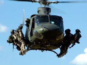 Une photo d'archive montre des soldats du Régiment d'opérations spéciales du Canada (ROSC) se préparant à descendre en rappel d'un hélicoptère CH-146 Griffon du 427e Escadron d'opérations spéciales d'aviation lors d'un exercice d'entraînement.