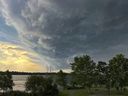 Des nuages ​​​​d'orage se déplacent dans le ciel dans cette photo d'archive du 13 juillet 2023.