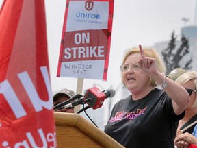 La présidente nationale d'Unifor, Lana Payne, prend la parole lors d'un rassemblement le 29 juin à Windsor, en Ontario.