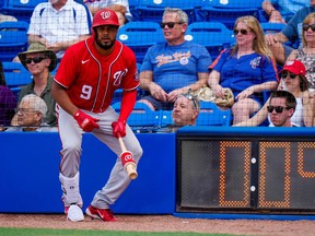 Le joueur de troisième but des Nationals de Washington, Jeimer Candelario, se tient à côté du chronomètre lors d'un match contre les Nationals de Washington à Clover Park le 3 mars 2023.