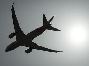 Un avion décolle au soleil