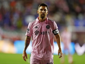 Lionel Messi de l'Inter Miami CF regarde pendant la seconde moitié du match de la Coupe des ligues 2023 entre Cruz Azul et l'Inter Miami CF au stade DRV PNK le 21 juillet 2023 à Fort Lauderdale, en Floride.