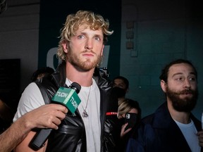 Logan Paul parle aux médias après que son frère Jake Paul a pris la casquette de Floyd Mayweather, provoquant un clash lors d'une conférence de presse au Hard Rock Stadium, à Miami Gardens, en Floride, le 6 mai 2021.