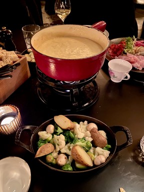 Souper fondue suisse à l'Auberge Saint-Gabriel