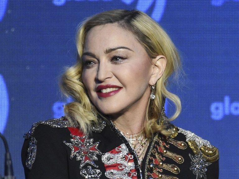 Madonna dit qu’elle est « sur la voie du rétablissement » après son séjour aux soins intensifs et reporte sa tournée NA