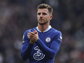 DOSSIER – Mason Mount de Chelsea réagit après que son équipe a perdu le match de football de Premier League anglaise entre Tottenham Hotspur et Chelsea au Tottenham Hotspur Stadium de Londres, dimanche 26 février 2023. Manchester United a convenu d'un montant de 55 millions de livres (69 millions de dollars) pour signer le milieu de terrain de Chelsea Mason Mount.