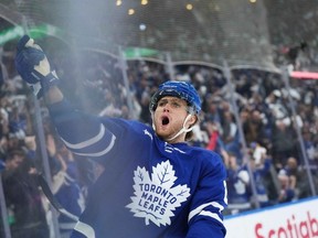 L'ailier droit des Maple Leafs de Toronto, William Nylander, célèbre un but contre le Lightning de Tampa Bay au cours de la première période du deuxième match du premier tour des séries éliminatoires de la Coupe Stanley 2023 à la Scotiabank Arena.