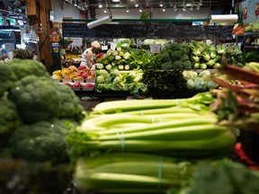 Une femme fait ses courses à Vancouver.