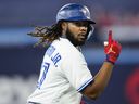 Vladimir Guerrero Jr. des Blue Jays célèbre son coup de circuit de trois points contre l'athlétisme lors de la troisième manche au Rogers Centre de Toronto, le vendredi 23 juin 2023.