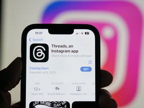 L'application Threads, exploitée par Meta Platforms Inc., sur un smartphone, en plus d'un logo Instagram Inc., disposée à Madrid, en Espagne, le mardi 5 juillet 2023. Threads est un "application de conversation textuelle" qui est largement considéré comme une alternative à Twitter.