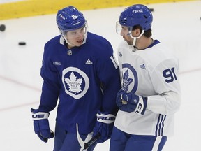 Les Maple Leafs de Toronto John Tavares (à gauche) et Mitch Marner discutent sur la glace avant l'entraînement.