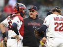 DOSSIER – Le manager des Cleveland Guardians, Terry Francona, effectue un changement de lanceur lors de la septième manche d'un match de baseball contre les Tigers de Detroit, le 9 mai 2023, à Cleveland.  Francona ne sera pas avec l'équipe mercredi 28 juin pour un deuxième match consécutif après avoir été hospitalisé alors qu'il se sentait mal avant un match d'ouverture contre les Royals de Kansas City.