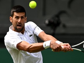 Novak Djokovic de Serbie joue un revers contre Hubert Hurkacz de Pologne.