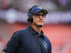 L'entraîneur-chef des Alouettes de Montréal, Jason Maas, regarde depuis la ligne de touche pendant la deuxième moitié d'un match de football de la LCF contre les Lions de la Colombie-Britannique, à Vancouver, le dimanche 9 juillet 2023. Maas sait que son équipe est confrontée à un défi difficile contre le seul invaincu de la LCF équipe.