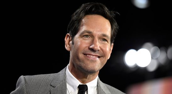 Paul Rudd joue un facteur maladroit dans le clip vidéo d'un fan après les avoir rencontrés lors de l'arrêt de la tournée Eras de Taylor Swift