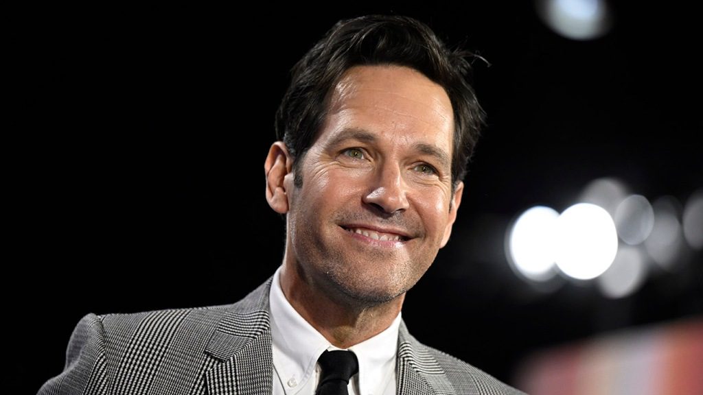 Paul Rudd joue un facteur maladroit dans le clip vidéo d'un fan après les avoir rencontrés lors de l'arrêt de la tournée Eras de Taylor Swift
