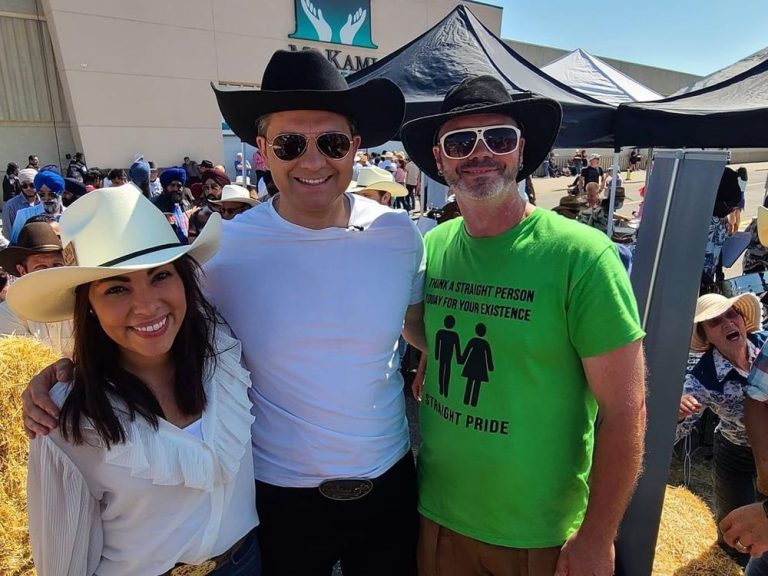 Pierre Poilievre « n’est pas d’accord » avec le message de « fierté directe » sur la photo du Stampede