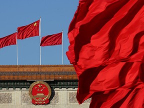 Des drapeaux rouges flottent au vent à Pékin