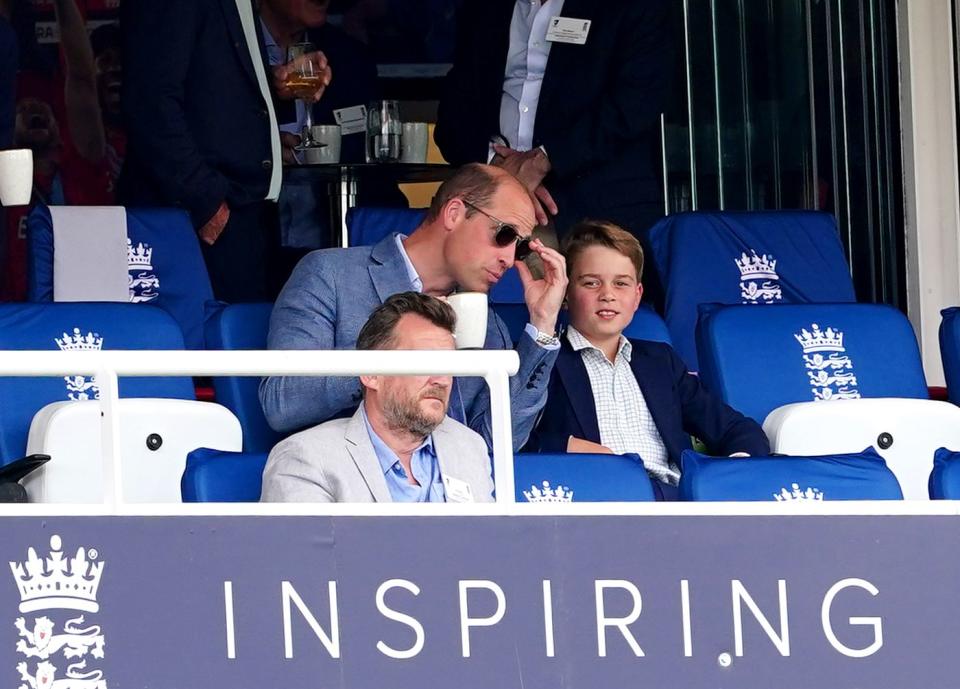 le prince de galles et le prince george regardent depuis la boîte pendant le quatrième jour du deuxième match test des cendres à lords, londres photo date samedi 1er juillet 2023 photo de mike egertonpa images via getty images