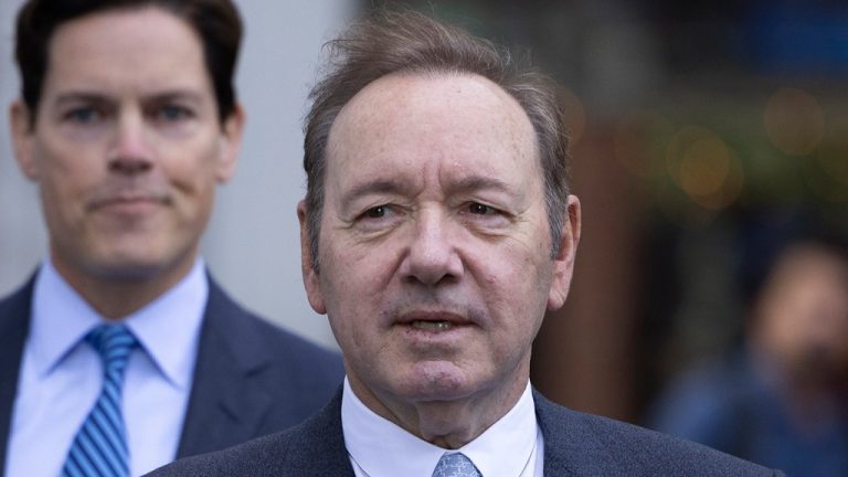 Procès de Kevin Spacey : le jury se retire pour délibérer sur le verdict
