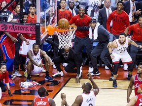 Kawhi Leonard regarde son ballon gagnant entrer, pour remporter la série dans le match 7, alors que les Raptors de Toronto battent les 76ers de Philadelphie, à Toronto, en Ontario.  le dimanche 13 mai 2019.