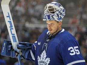 Le gardien de but des Maple Leafs Ilya Samsonov retourne au filet contre les Capitals de Washington lors d'un match de la LNH au Scotiabank Arena le 13 octobre 2022 à Toronto.  Samsonov a été élu pour l'arbitrage salarial le mercredi 5 juillet 2023, selon la NHLPA.