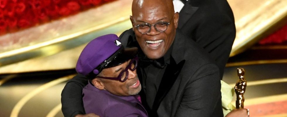 Spike Lee and Sam Jackson hugging at the Oscars