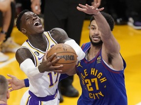 Le gardien des Los Angeles Lakers Dennis Schroder, à gauche, le plus récent membre des Raptors de Toronto, se dirige vers le panier alors que le gardien des Denver Nuggets Jamal Murray défend dans la première moitié du match 3 de leur série finale de la Conférence Ouest le 20 mai 2023 à Los Angeles .