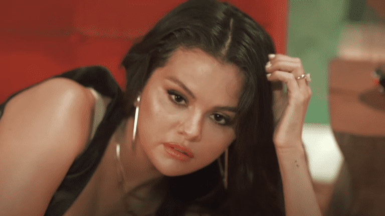 Selena Gomez a secoué de la lingerie dans la chambre quelques jours après avoir dit aux joueurs de football qu'elle était "célibataire"
