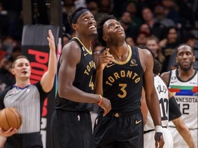 Pascal Siakam des Raptors (à gauche) et OG Anunoby regardent une rediffusion du dunk d'Anuoby.