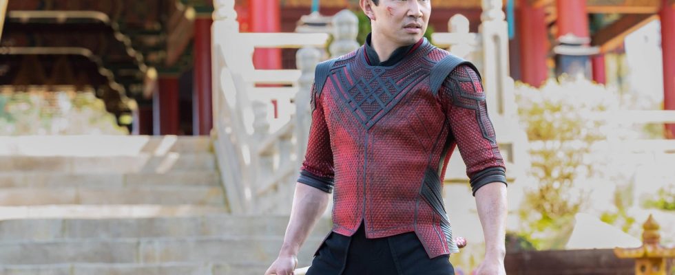 Simu Liu dit que Shang-Chi 2 continue d'être repoussé, et cela ressemble à un gros problème pour Marvel