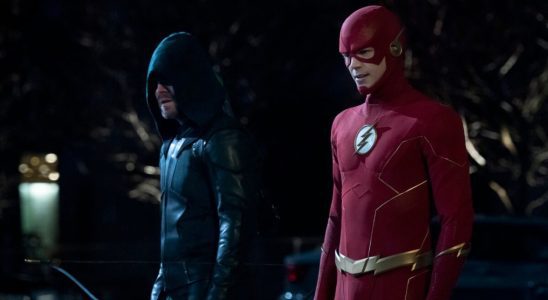 Stephen Amell partage un œuf de Pâques délicieusement ringard à propos du dernier épisode du flash qui serait presque impossible à comprendre pour les fans