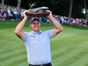 Sepp Straka d'Autriche pose avec un trophée.