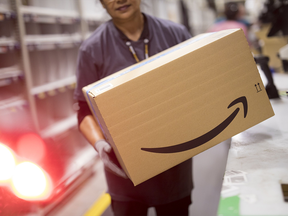 Personne transportant un colis Amazon