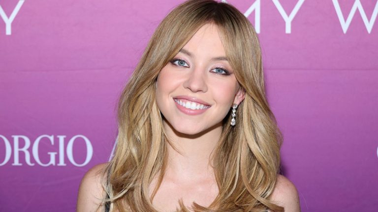 Sydney Sweeney ramène la tendance sans pantalon pour sa dernière couverture de magazine
