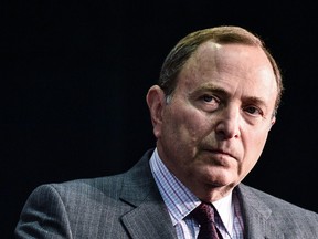 Le commissaire de la LNH, Gary Bettman, sait que l'énorme scandale des agressions sexuelles de Hockey Canada est trop gros pour être contenu par la fumée et les miroirs habituels.  La stratégie de Bettman sera d'atténuer la réaction, écrit Jack Todd.