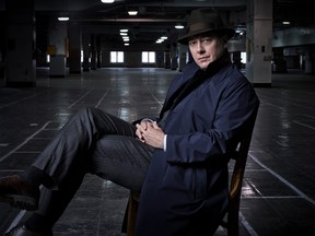 James Spader joue Raymond 