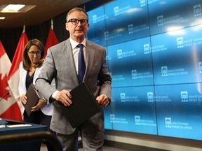 Le gouverneur de la Banque du Canada, Tiff Macklem, et la première sous-gouverneure, Carolyn Rogers, quittent une conférence de presse après avoir annoncé la dernière hausse des taux de la Banque le 12 juillet.