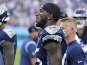 Le porteur de ballon des Titans du Tennessee Hassan Haskins Jr. regarde depuis la ligne de touche lors d'un match contre les Giants de New York le 11 septembre 2022 à Nashville, Tennessee.